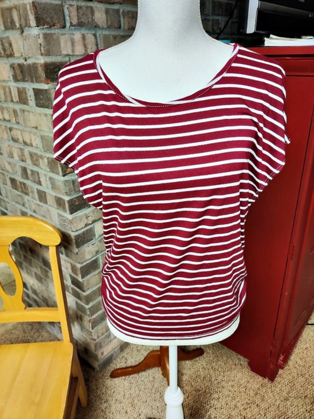 Discreet Striped Short Sleeve Top in Red & White Size Large